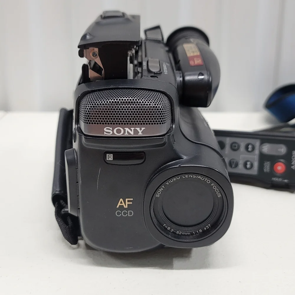 Sony Handycam CCD-TR31 8mm Video 8 Camcorder *For Parts Or Repair!*